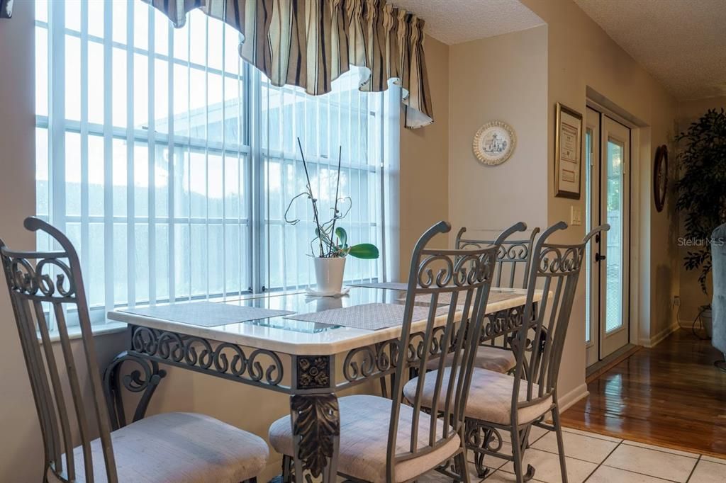 Под контрактом: $424,900 (3 спален, 2 ванн, 1596 Квадратных фут)