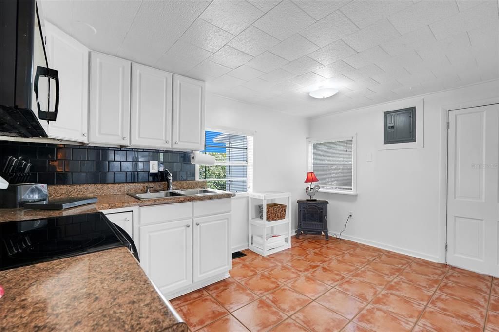 Под контрактом: $179,000 (1 спален, 1 ванн, 732 Квадратных фут)