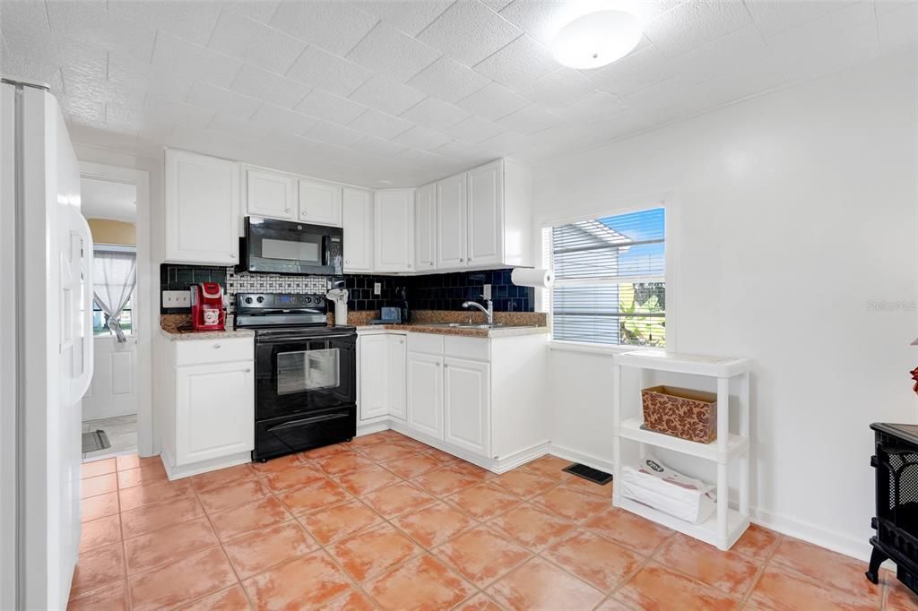 Под контрактом: $179,000 (1 спален, 1 ванн, 732 Квадратных фут)