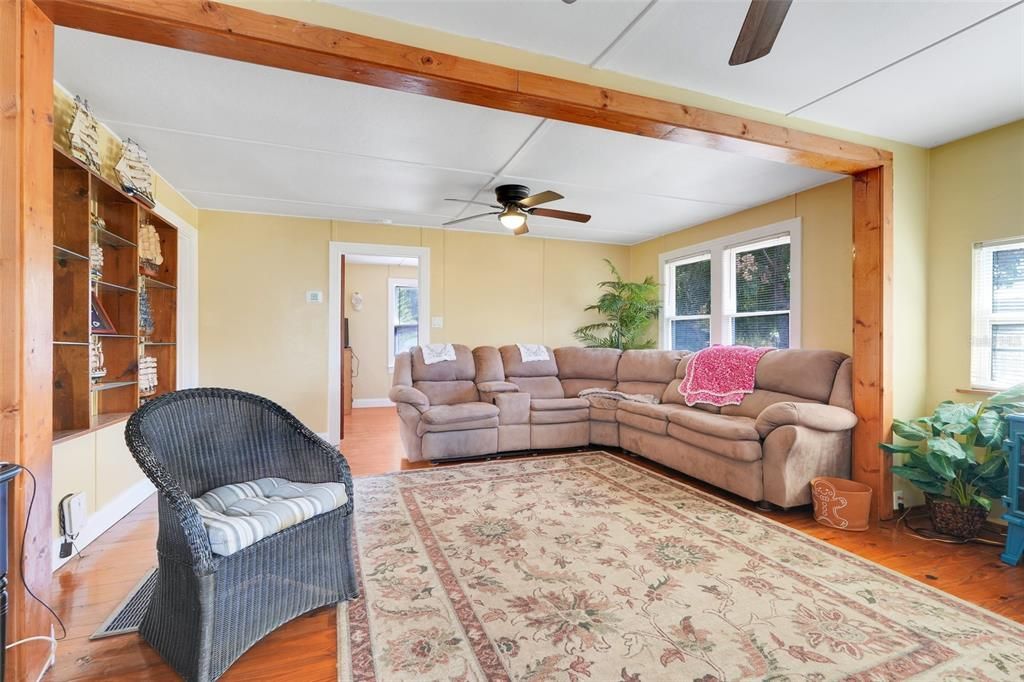 Под контрактом: $179,000 (1 спален, 1 ванн, 732 Квадратных фут)