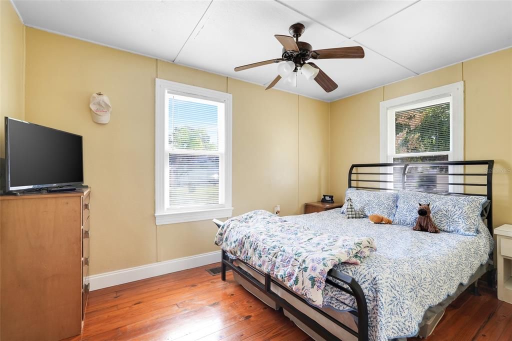 Под контрактом: $179,000 (1 спален, 1 ванн, 732 Квадратных фут)