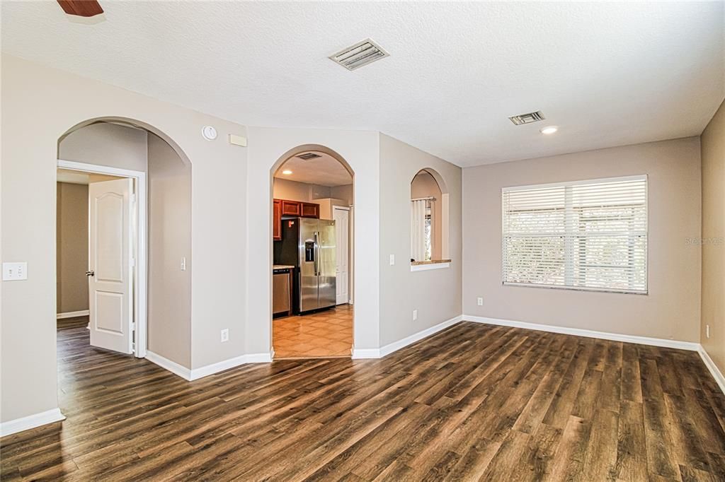 En Venta: $309,000 (4 camas, 2 baños, 1671 Pies cuadrados)