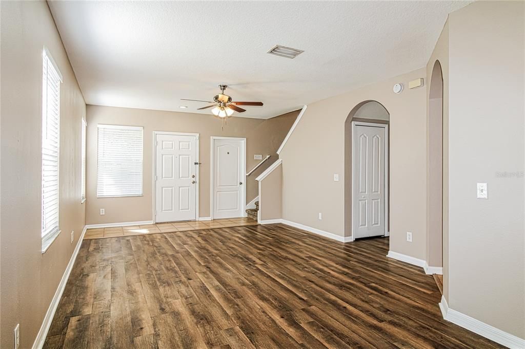 En Venta: $309,000 (4 camas, 2 baños, 1671 Pies cuadrados)