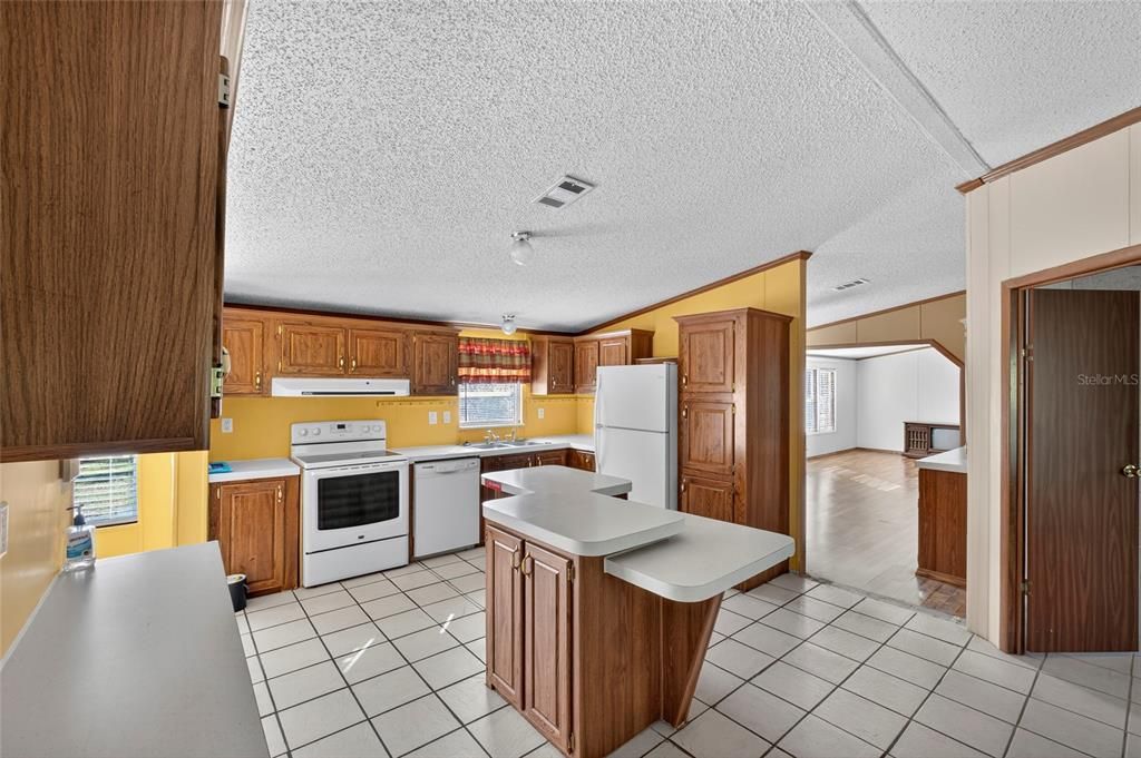 For Sale: $250,000 (3 beds, 2 baths, 1904 Square Feet)