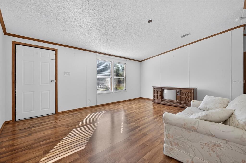 For Sale: $250,000 (3 beds, 2 baths, 1904 Square Feet)