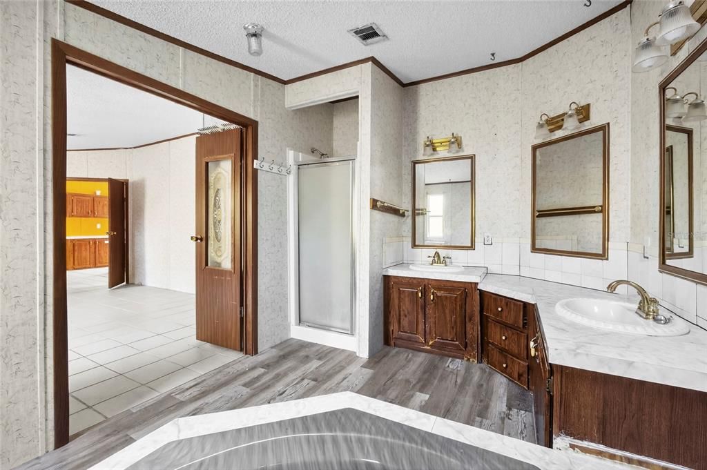 For Sale: $250,000 (3 beds, 2 baths, 1904 Square Feet)