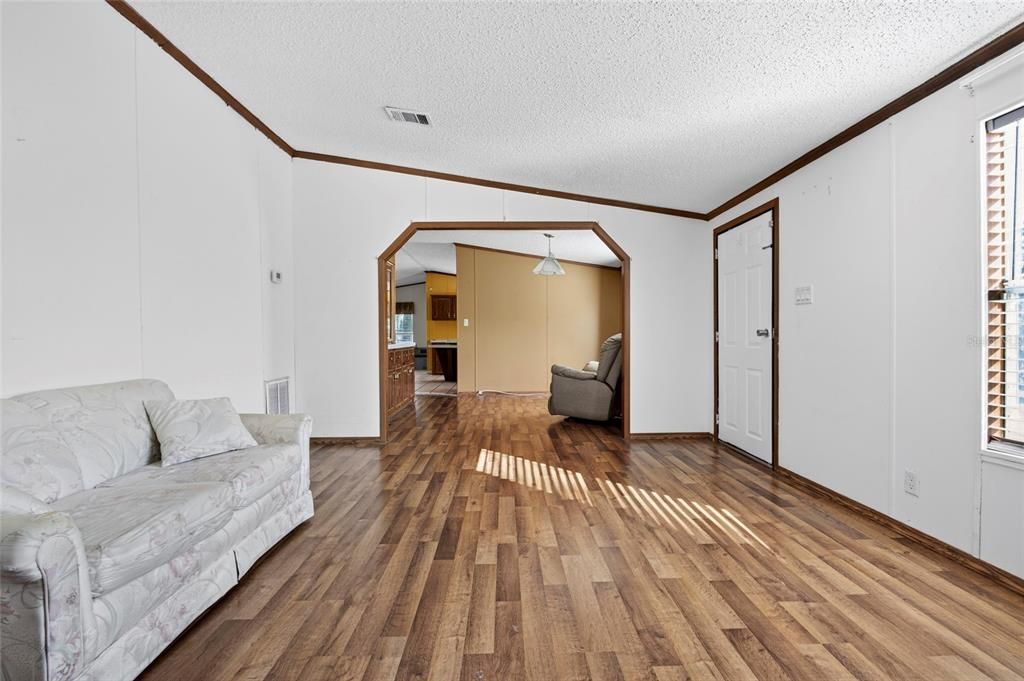 For Sale: $250,000 (3 beds, 2 baths, 1904 Square Feet)