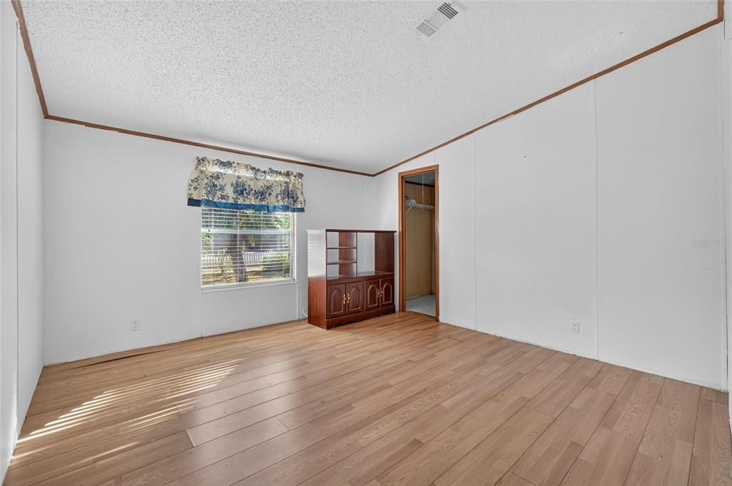 For Sale: $250,000 (3 beds, 2 baths, 1904 Square Feet)