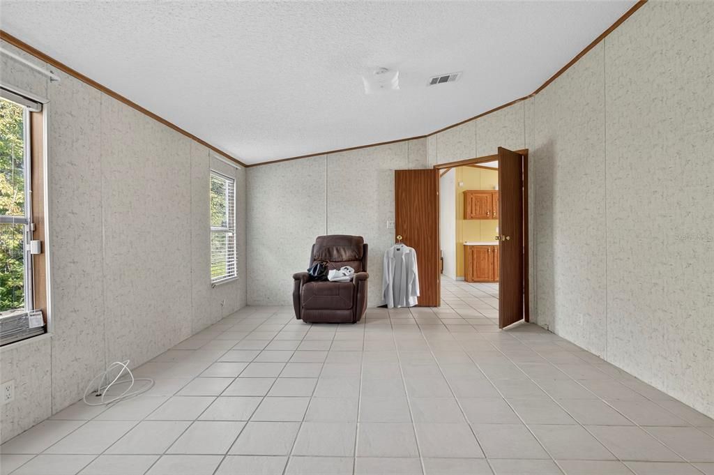 For Sale: $250,000 (3 beds, 2 baths, 1904 Square Feet)