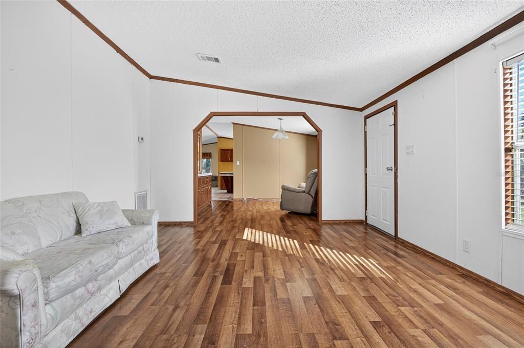 For Sale: $250,000 (3 beds, 2 baths, 1904 Square Feet)