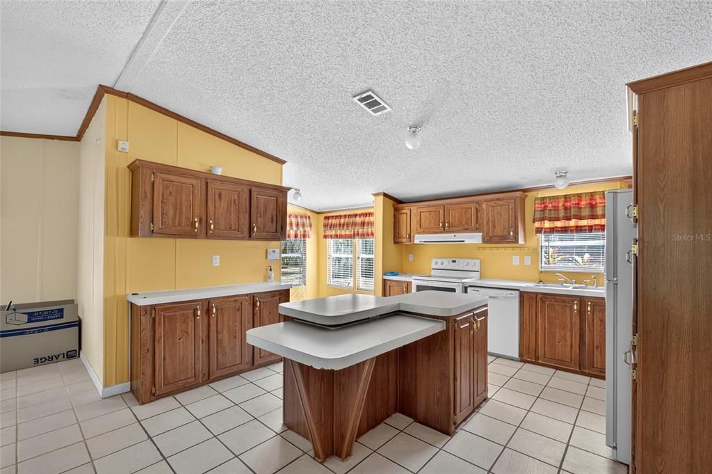 For Sale: $250,000 (3 beds, 2 baths, 1904 Square Feet)