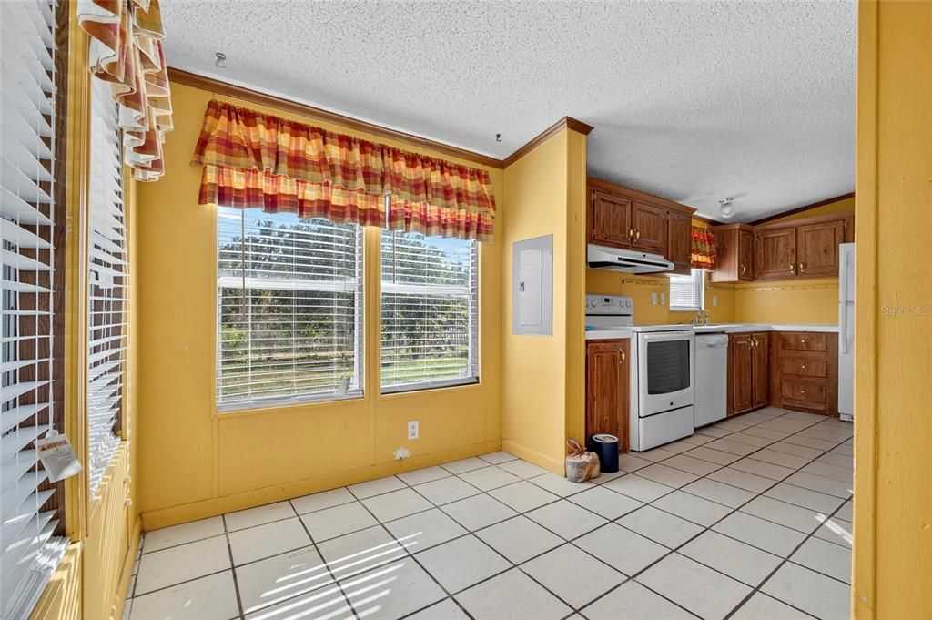 For Sale: $250,000 (3 beds, 2 baths, 1904 Square Feet)