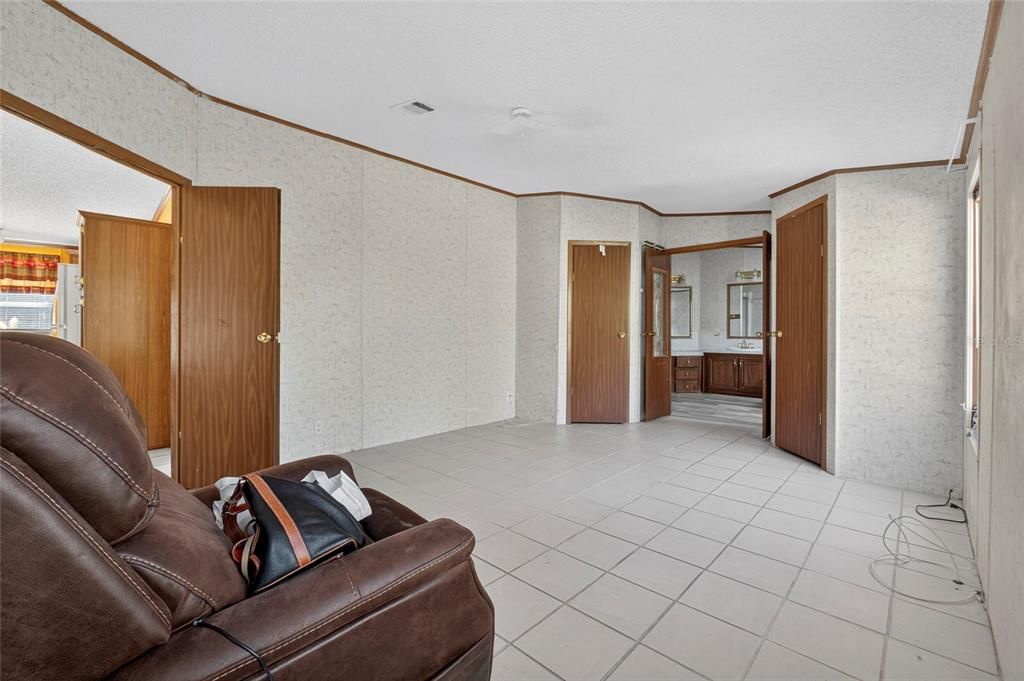 For Sale: $250,000 (3 beds, 2 baths, 1904 Square Feet)