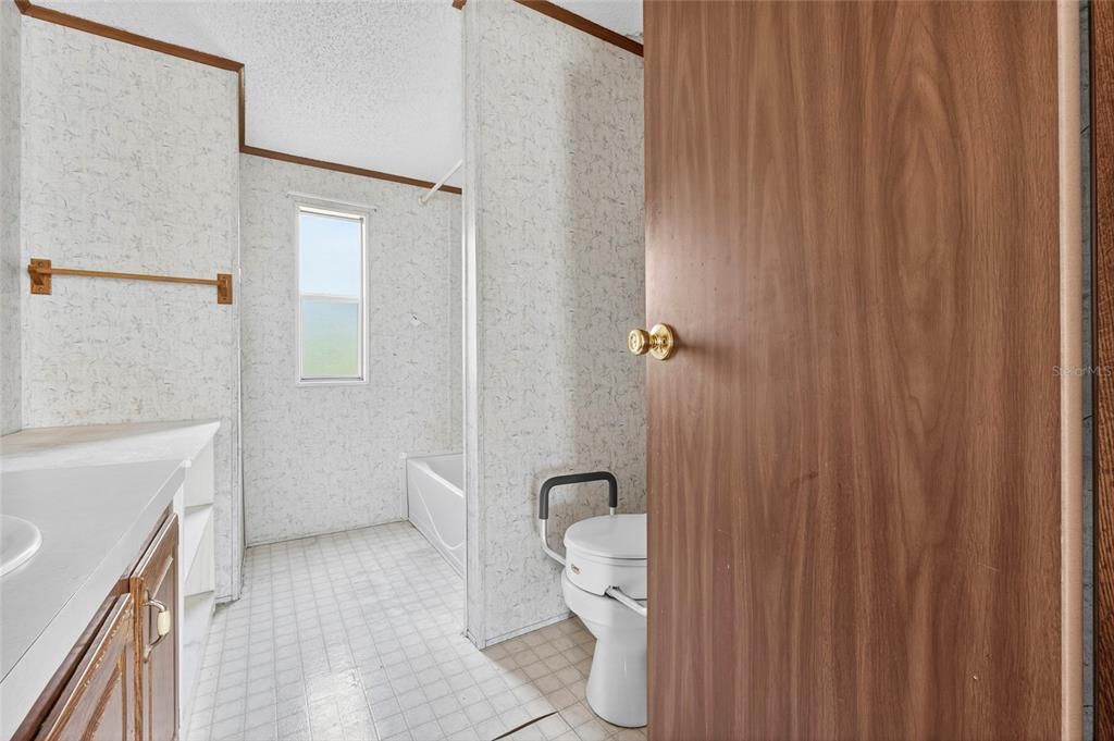 For Sale: $250,000 (3 beds, 2 baths, 1904 Square Feet)