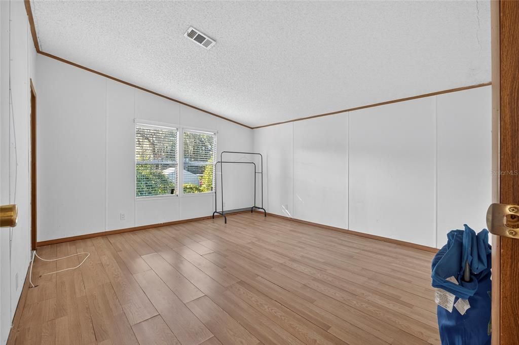 For Sale: $250,000 (3 beds, 2 baths, 1904 Square Feet)