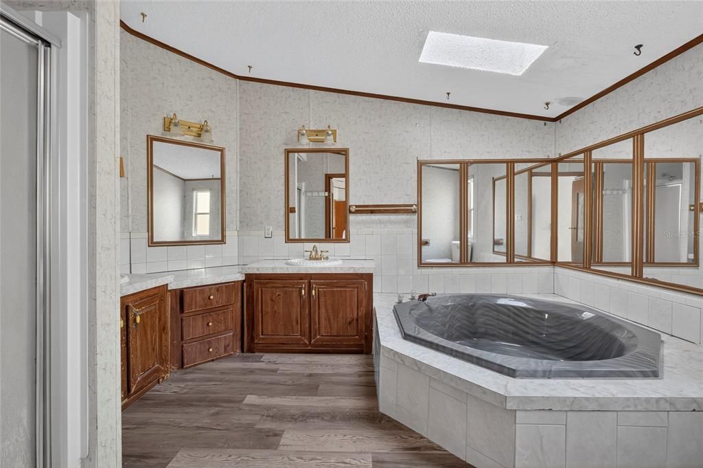 For Sale: $250,000 (3 beds, 2 baths, 1904 Square Feet)