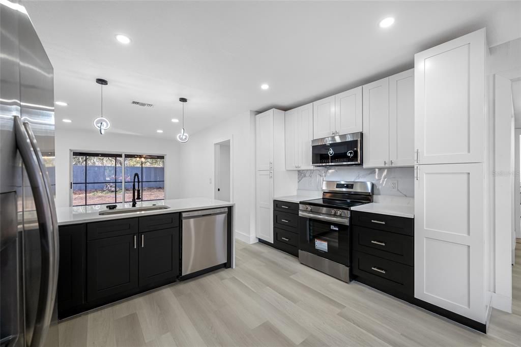 待售: $575,000 (5 贝兹, 3 浴室, 2568 平方英尺)