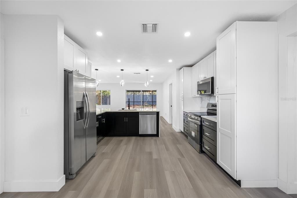 待售: $575,000 (5 贝兹, 3 浴室, 2568 平方英尺)