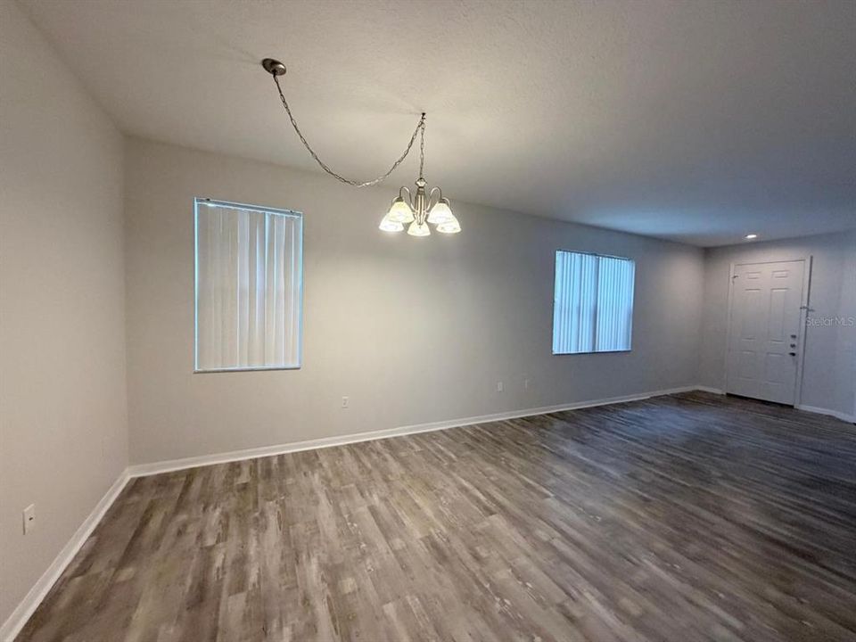 出租: $2,200 (4 贝兹, 3 浴室, 1960 平方英尺)