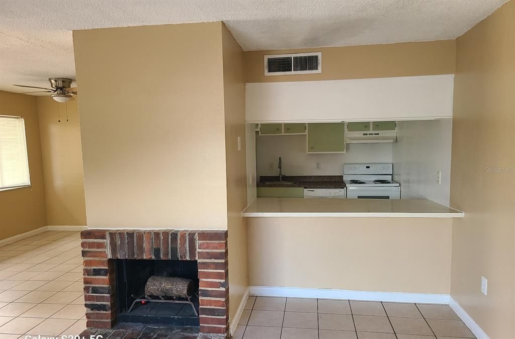 For Sale: $109,000 (2 beds, 1 baths, 996 Square Feet)