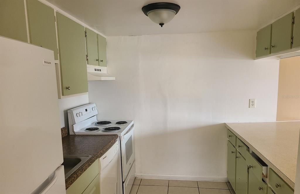 For Sale: $109,000 (2 beds, 1 baths, 996 Square Feet)