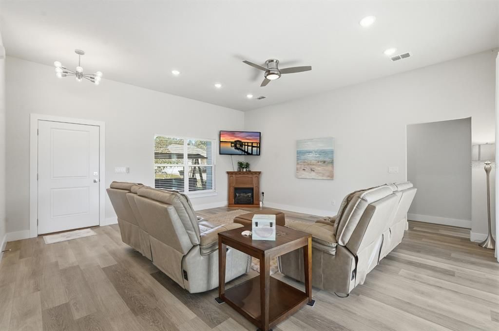 Active With Contract: $339,000 (3 beds, 2 baths, 1721 Square Feet)