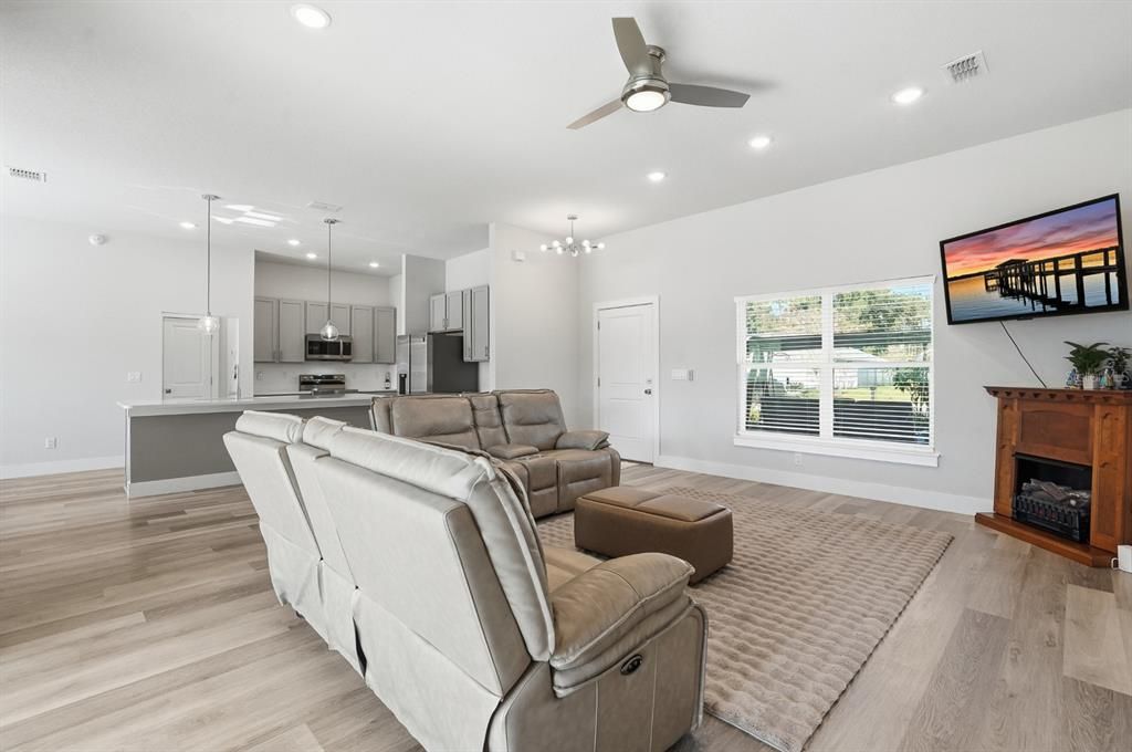 Active With Contract: $339,000 (3 beds, 2 baths, 1721 Square Feet)