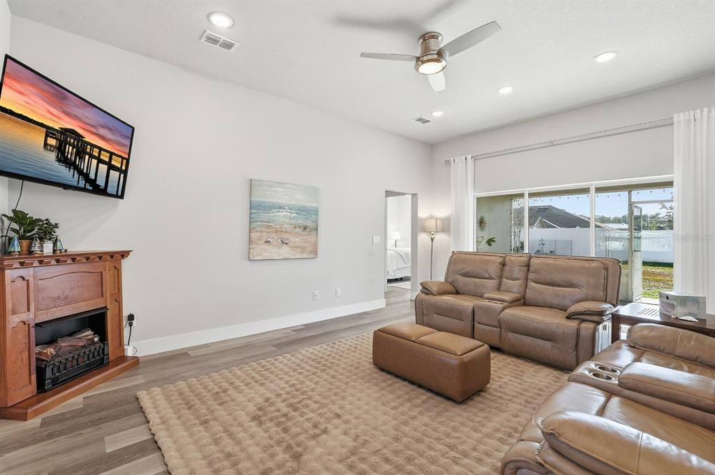 Active With Contract: $339,000 (3 beds, 2 baths, 1721 Square Feet)