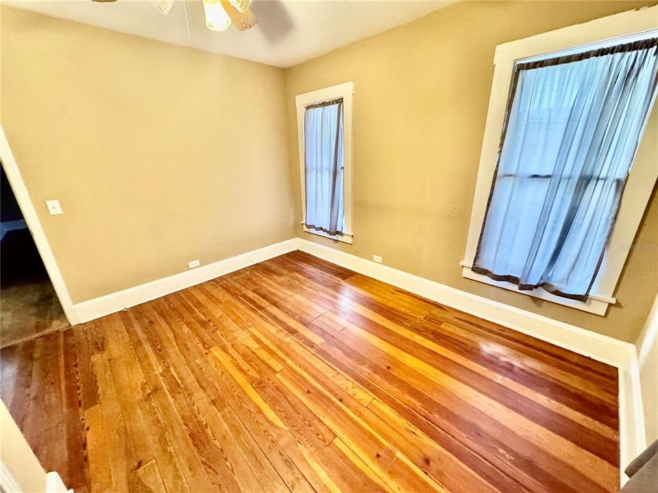 待售: $230,000 (2 贝兹, 1 浴室, 1120 平方英尺)