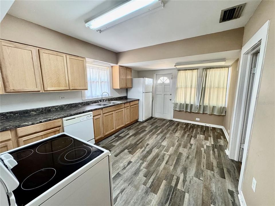 待售: $230,000 (2 贝兹, 1 浴室, 1120 平方英尺)