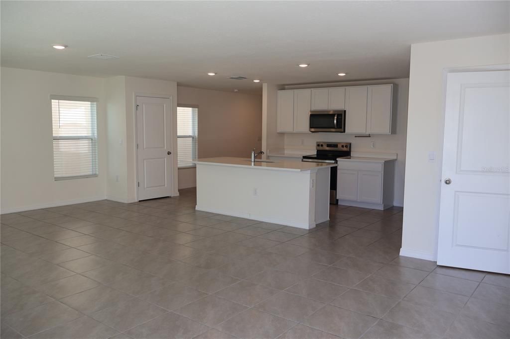 В аренду: $2,400 (4 спален, 2 ванн, 2325 Квадратных фут)