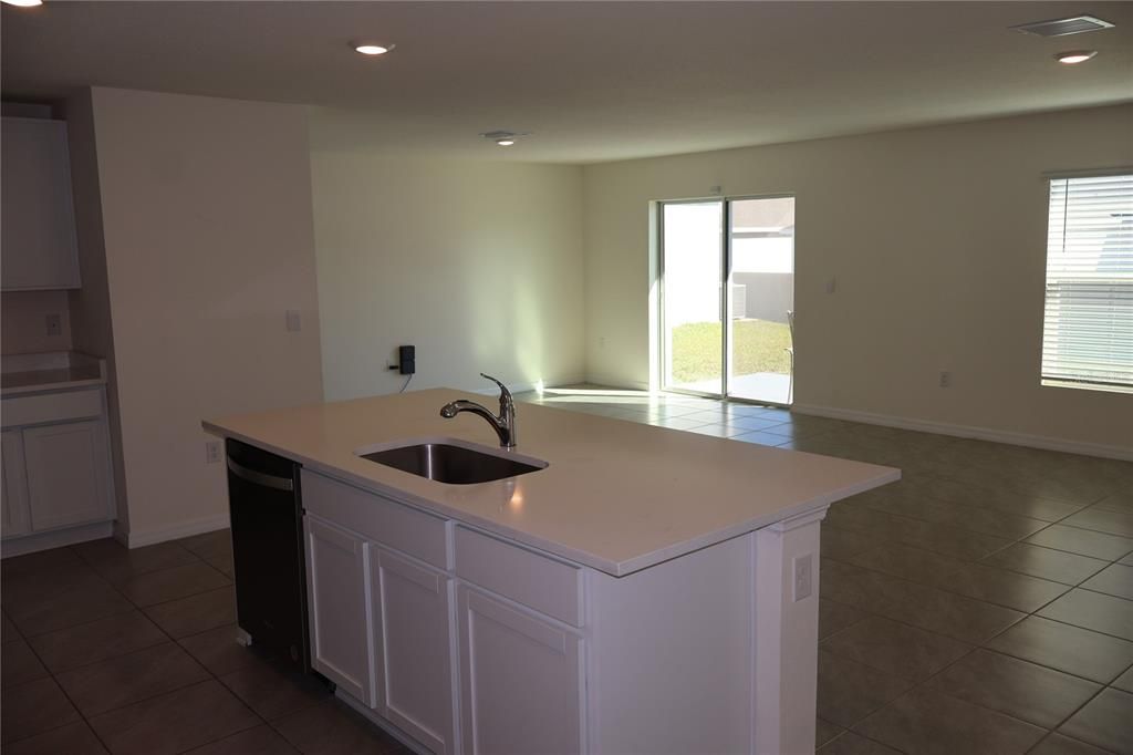 В аренду: $2,400 (4 спален, 2 ванн, 2325 Квадратных фут)