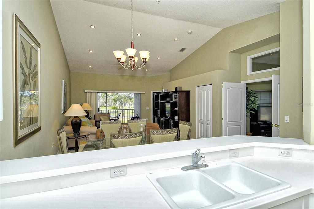 待售: $279,000 (2 贝兹, 2 浴室, 1684 平方英尺)