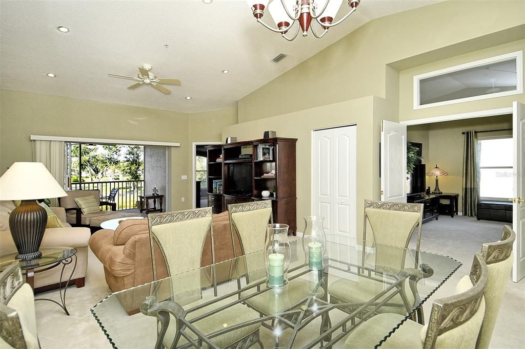 待售: $279,000 (2 贝兹, 2 浴室, 1684 平方英尺)