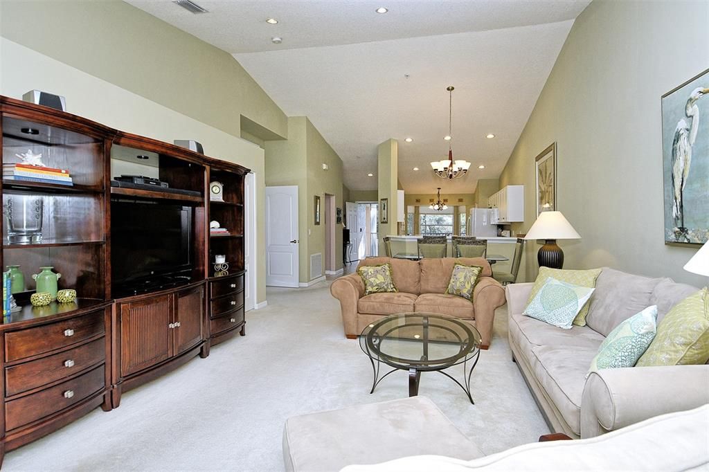 待售: $279,000 (2 贝兹, 2 浴室, 1684 平方英尺)