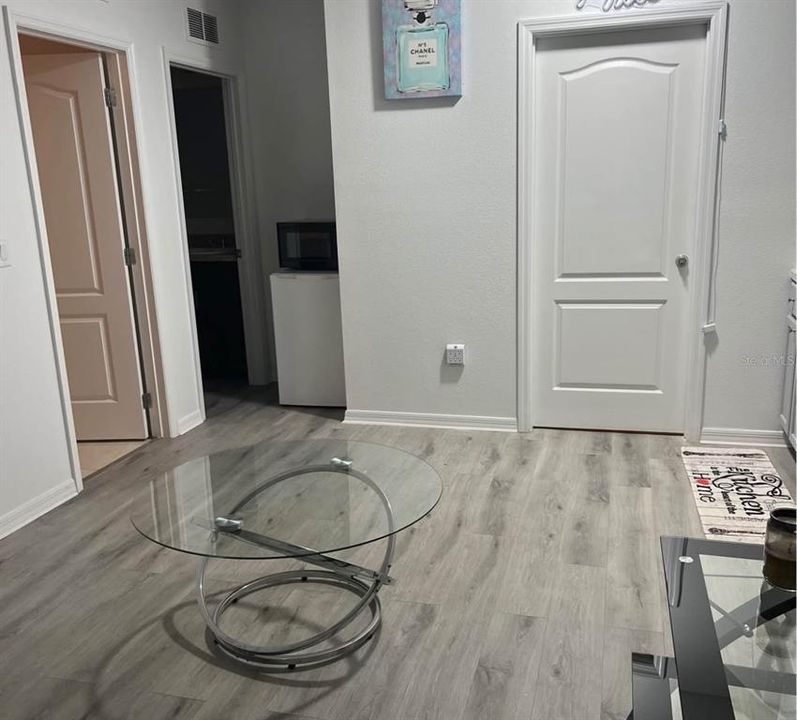 出租: $1,200 (1 贝兹, 1 浴室, 700 平方英尺)