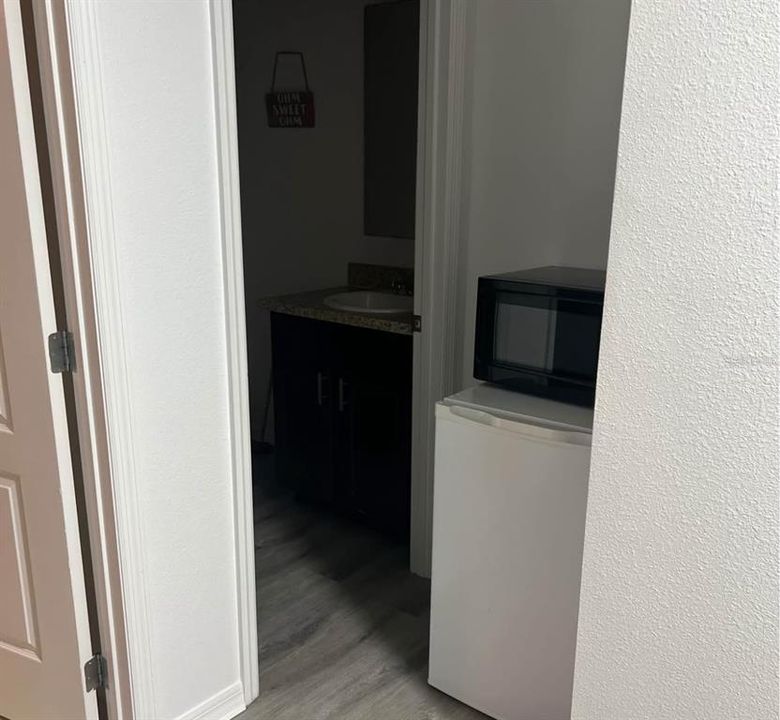 出租: $1,200 (1 贝兹, 1 浴室, 700 平方英尺)