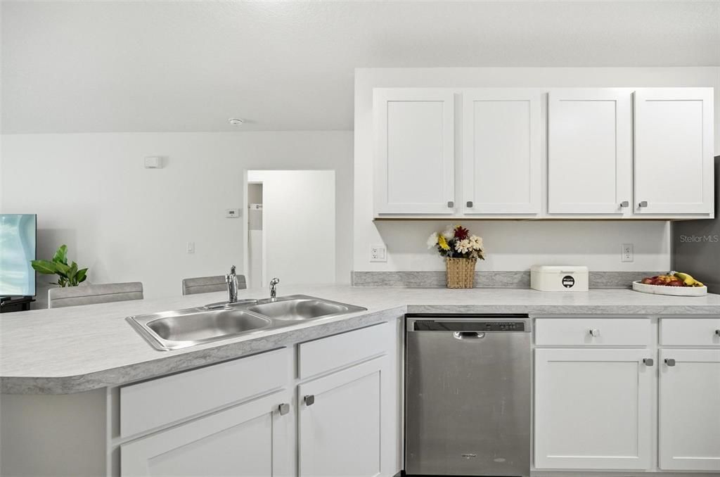 Active With Contract: $269,900 (3 beds, 2 baths, 1552 Square Feet)