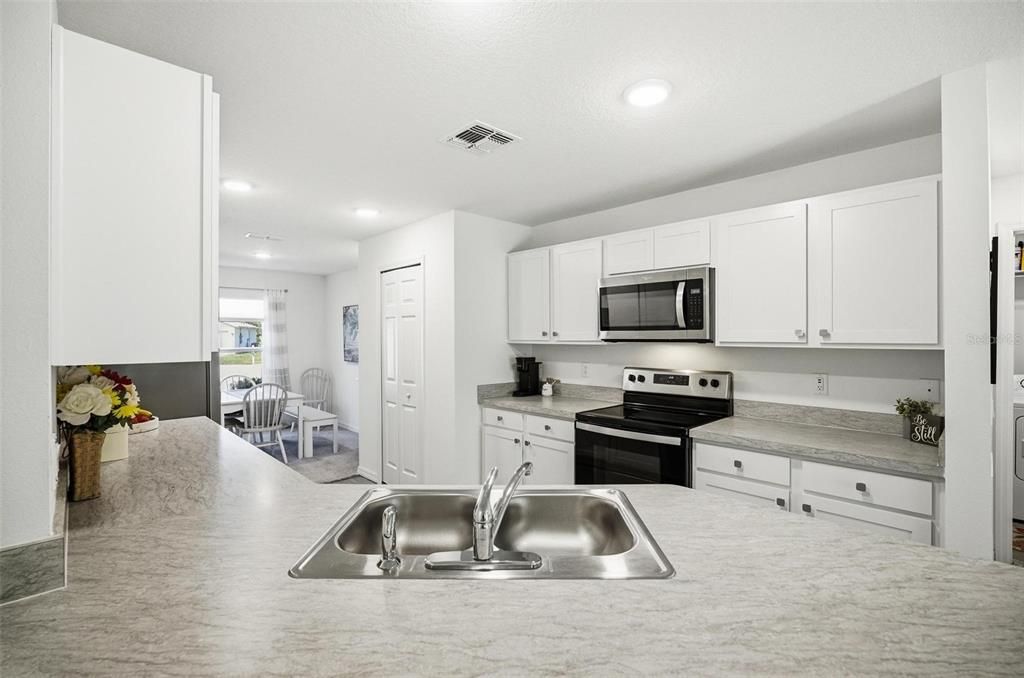 Active With Contract: $269,900 (3 beds, 2 baths, 1552 Square Feet)