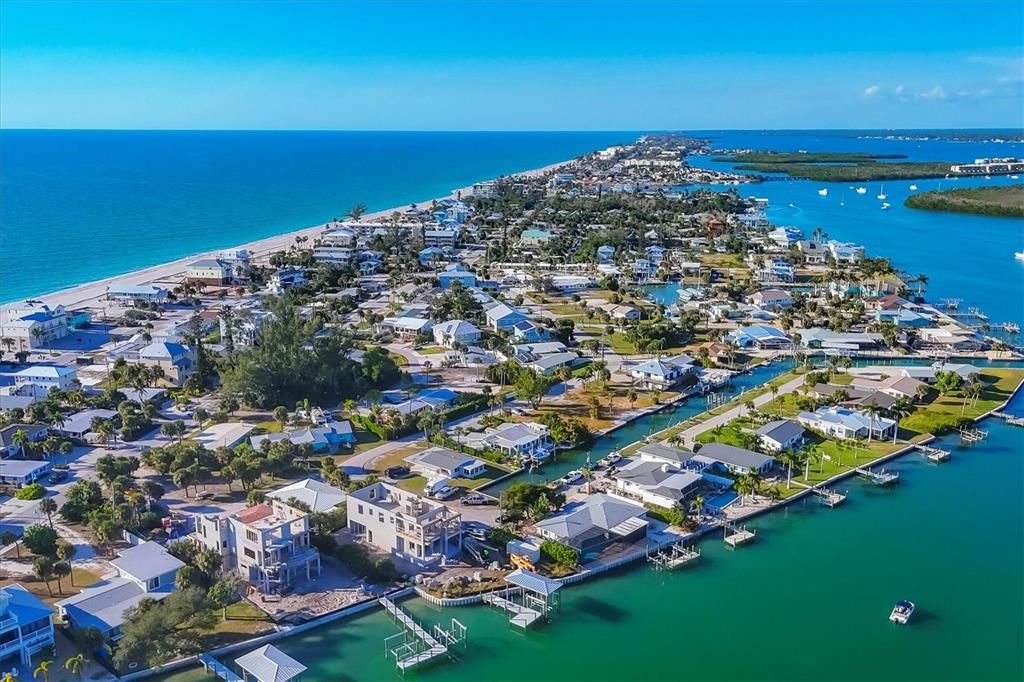 For Sale: $649,000 (2 beds, 2 baths, 1128 Square Feet)