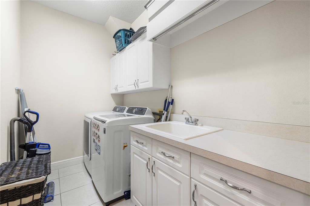 For Sale: $800,000 (4 beds, 3 baths, 3025 Square Feet)