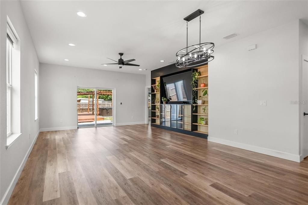 For Sale: $550,000 (3 beds, 2 baths, 1815 Square Feet)