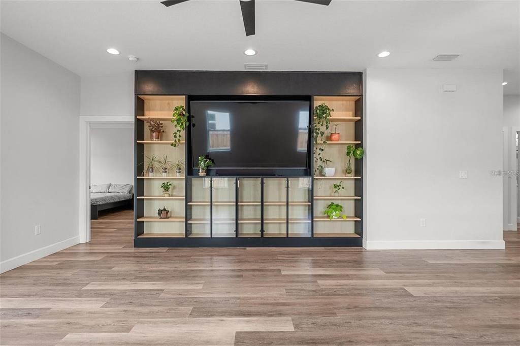 For Sale: $550,000 (3 beds, 2 baths, 1815 Square Feet)