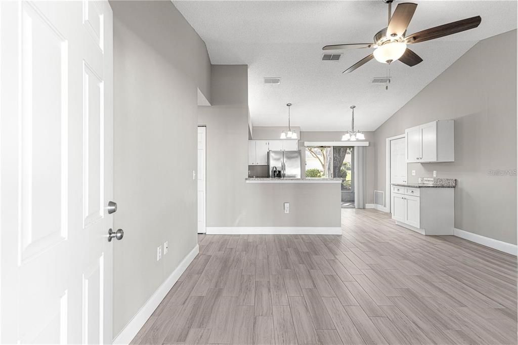 На продажу: $190,500 (2 спален, 1 ванн, 825 Квадратных фут)