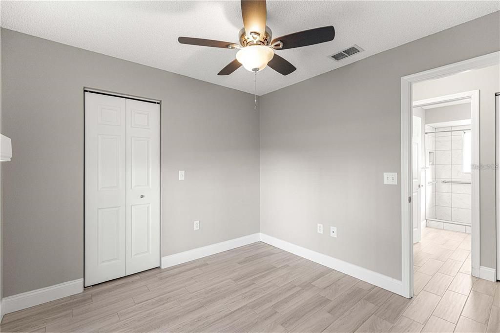 На продажу: $190,500 (2 спален, 1 ванн, 825 Квадратных фут)