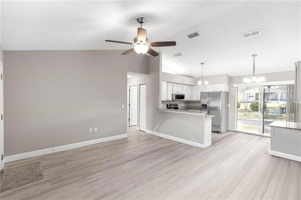 На продажу: $190,500 (2 спален, 1 ванн, 825 Квадратных фут)