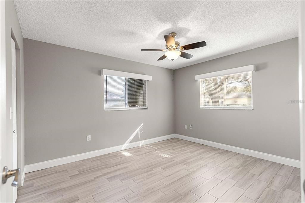 На продажу: $190,500 (2 спален, 1 ванн, 825 Квадратных фут)