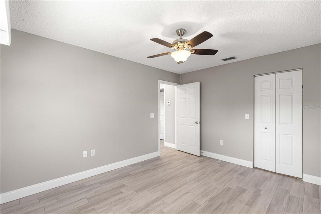 На продажу: $190,500 (2 спален, 1 ванн, 825 Квадратных фут)