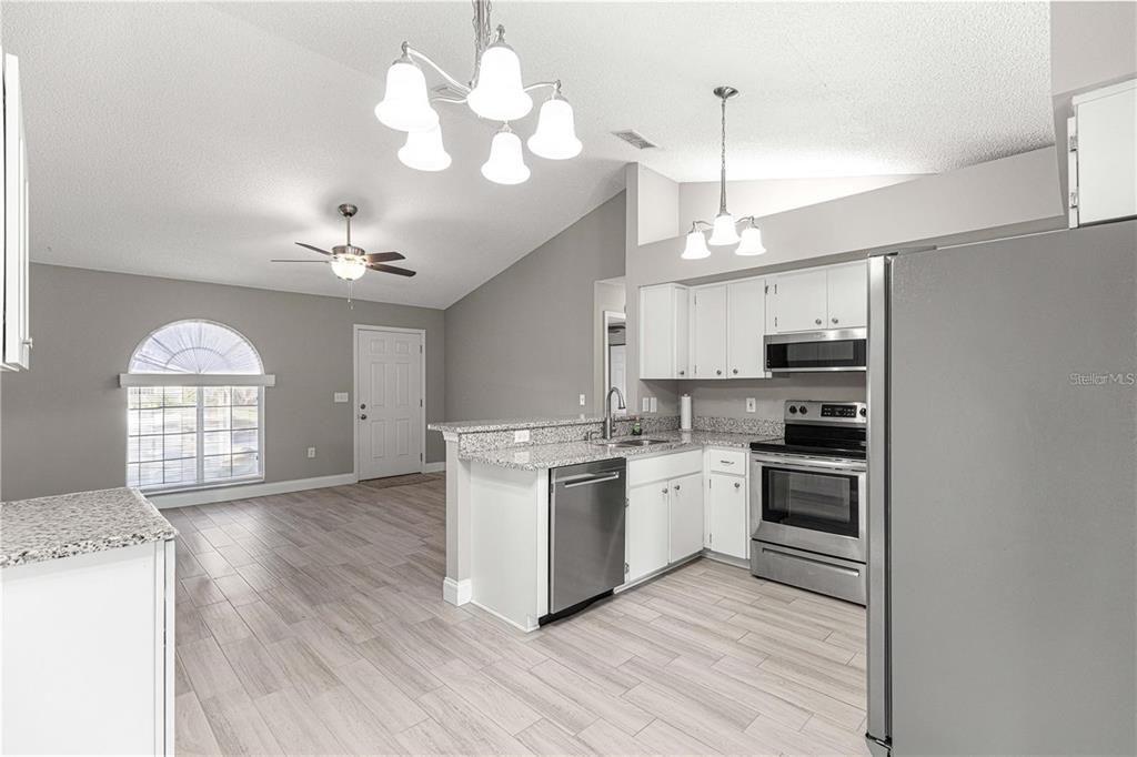 На продажу: $190,500 (2 спален, 1 ванн, 825 Квадратных фут)