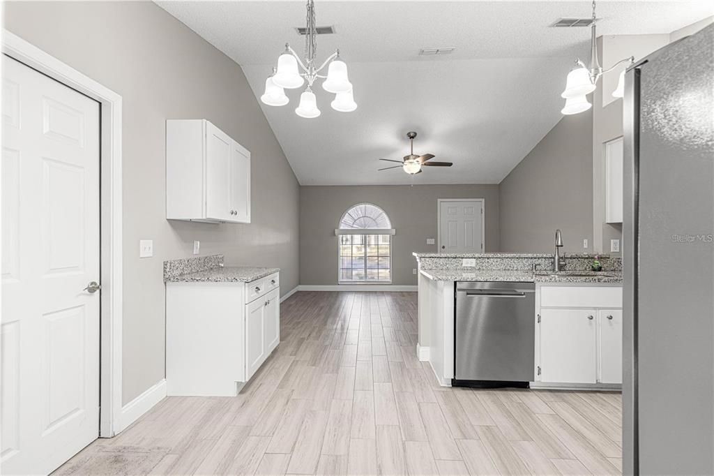 На продажу: $190,500 (2 спален, 1 ванн, 825 Квадратных фут)